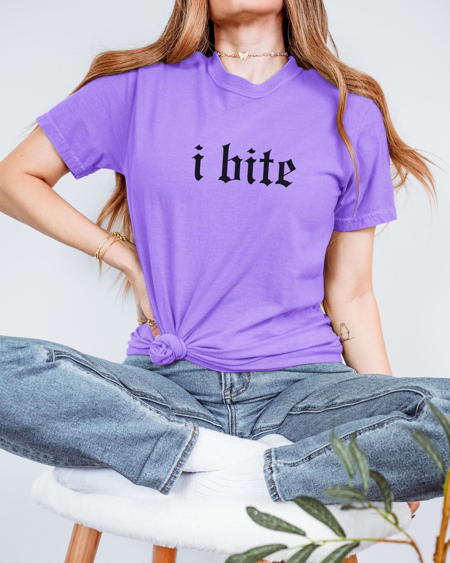 i bite t-shirt – Comfort Colors Gothic Engraved Style Graphic Tee