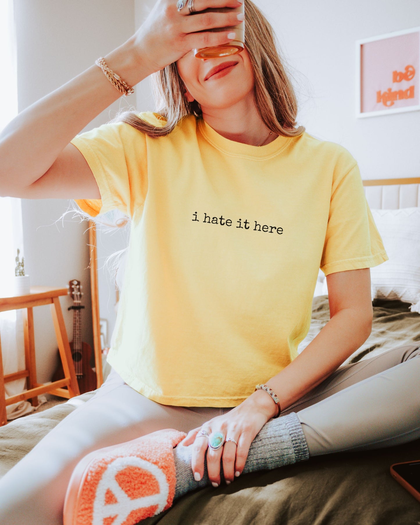 i hate it here Crop Top – Comfort Colors Sarcastic Minimalist Tee