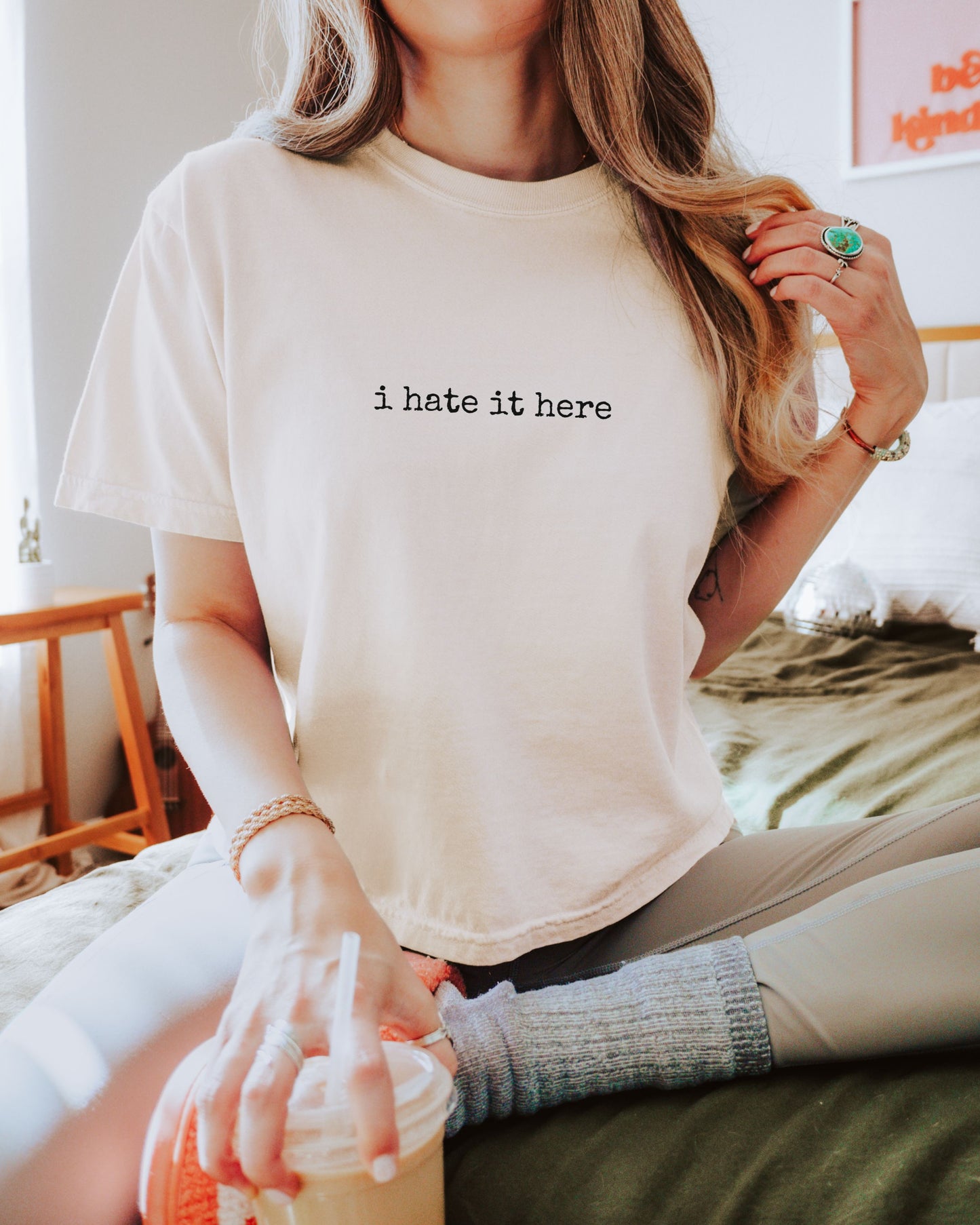 i hate it here Crop Top – Comfort Colors Sarcastic Minimalist Tee