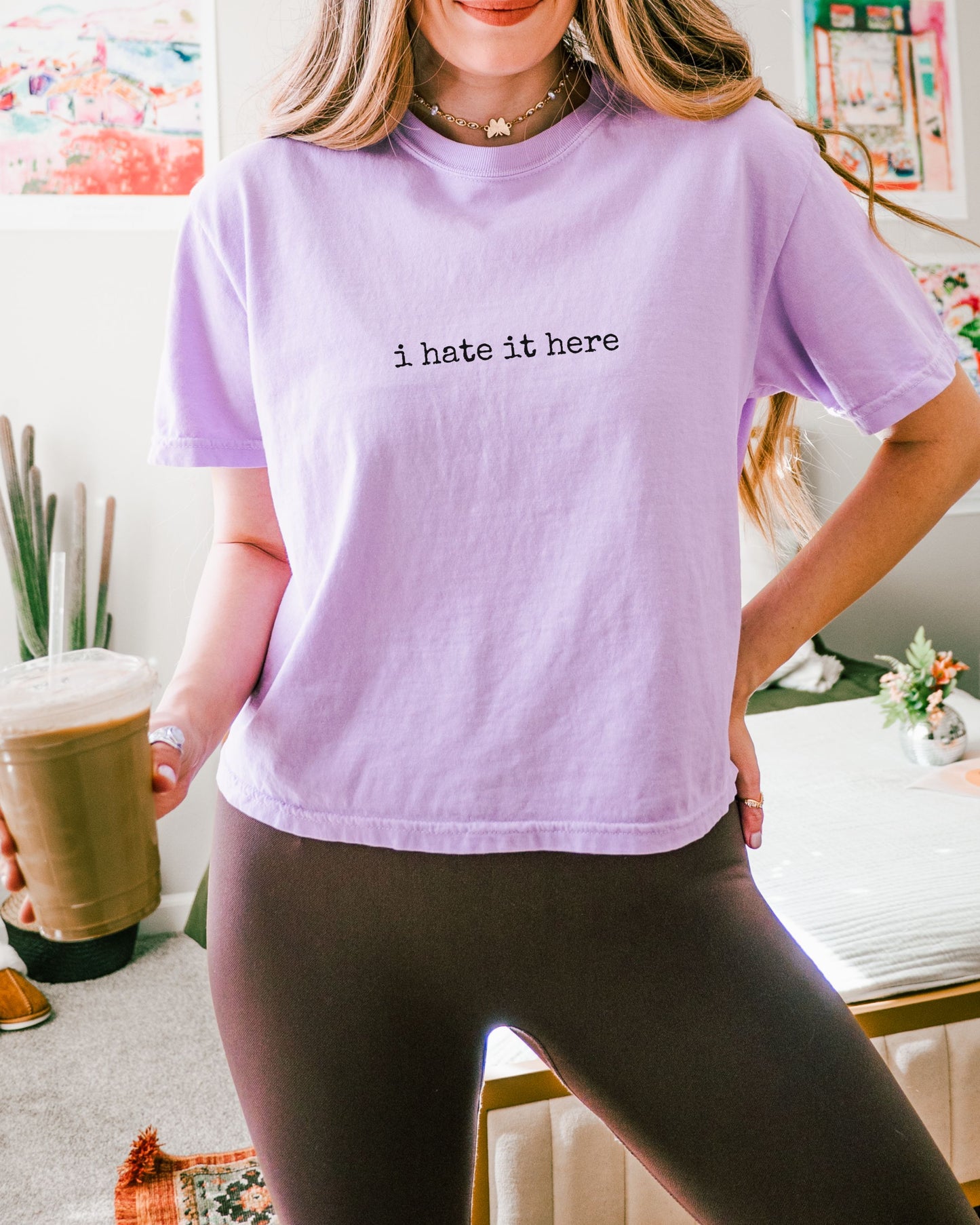 i hate it here Crop Top – Comfort Colors Sarcastic Minimalist Tee
