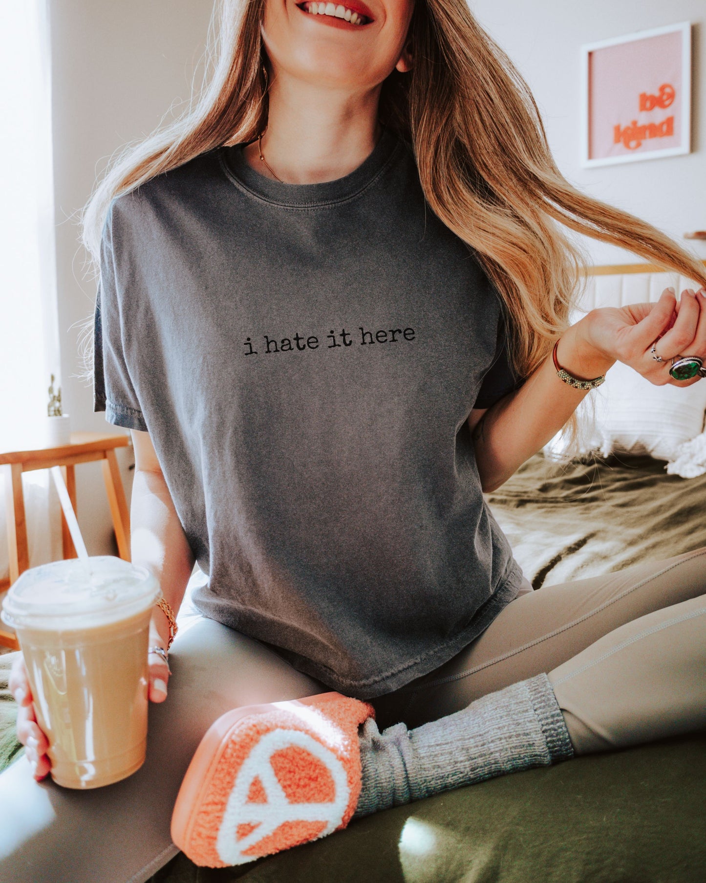 i hate it here Crop Top – Comfort Colors Sarcastic Minimalist Tee
